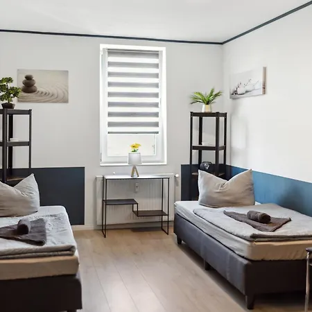 Stadtrand, 4 Personen, Nahe Bahnhof Und