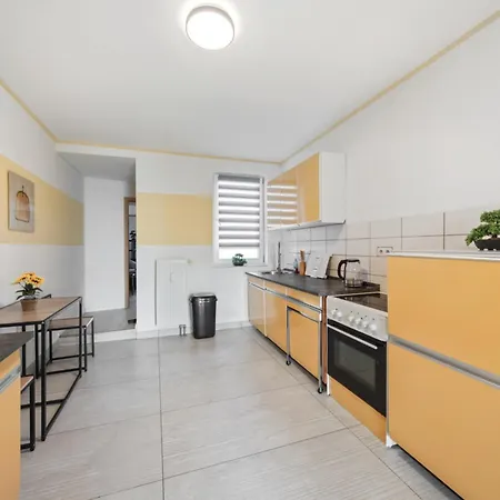 Stadtrand, 4 Personen, Nahe Bahnhof Und Apartment