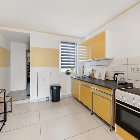 Stadtrand, 4 Personen, Nahe Bahnhof Und Halberstadt