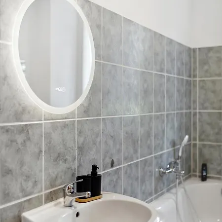 Stadtrand, 4 Personen, Nahe Bahnhof Und Apartment