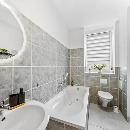 Stadtrand, 4 Personen, Nahe Bahnhof Und Apartment *