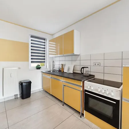 Stadtrand, 4 Personen, Nahe Bahnhof Und Halberstadt