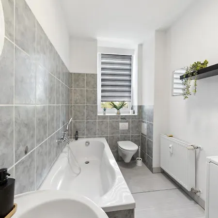 Stadtrand, 4 Personen, Nahe Bahnhof Und * Halberstadt