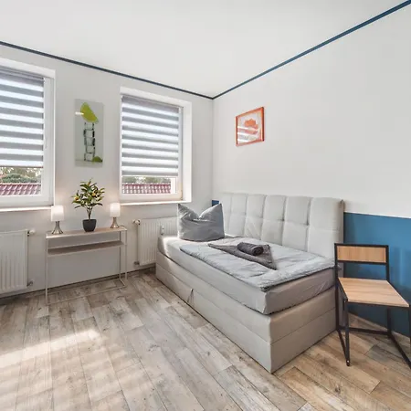 Stadtrand, 4 Personen, Nahe Bahnhof Und Apartment