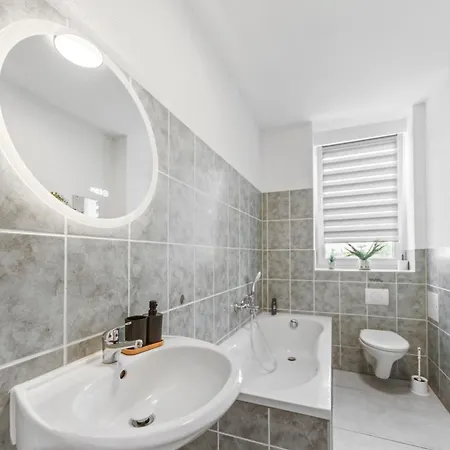 Appartamento Stadtrand, 4 Personen, Nahe Bahnhof Und