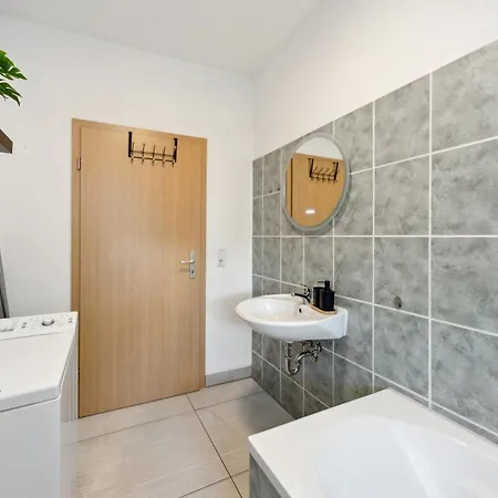 Stadtrand, 4 Personen, Nahe Bahnhof Und Apartment *