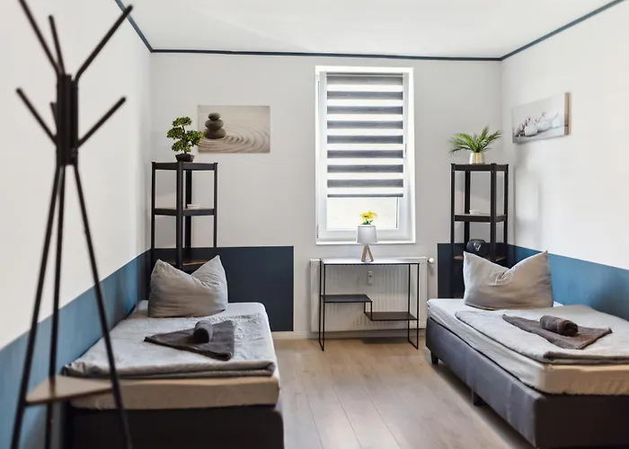 Stadtrand, 4 Personen, Nahe Bahnhof Und *