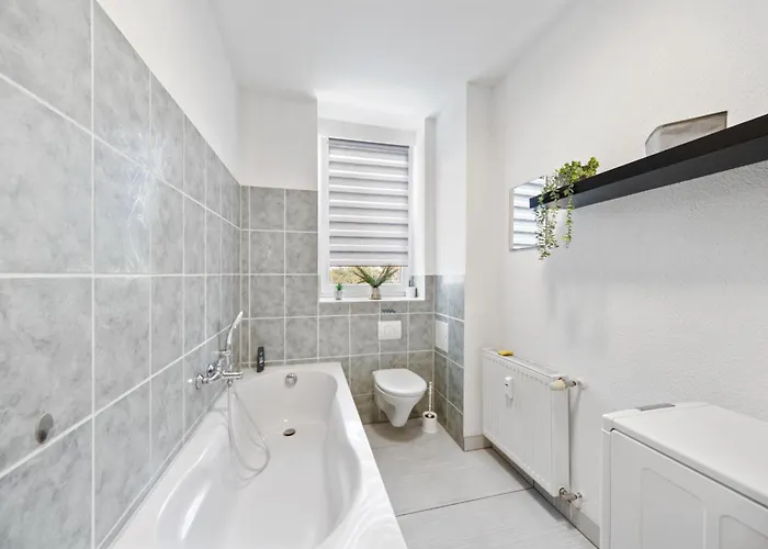 Stadtrand, 4 Personen, Nahe Bahnhof Und