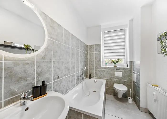 Stadtrand, 4 Personen, Nahe Bahnhof Und Apartment *