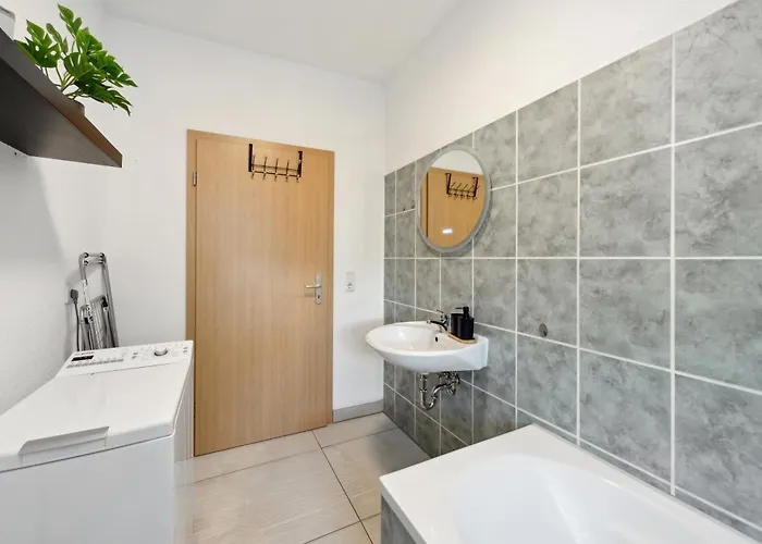 Stadtrand, 4 Personen, Nahe Bahnhof Und Apartment *